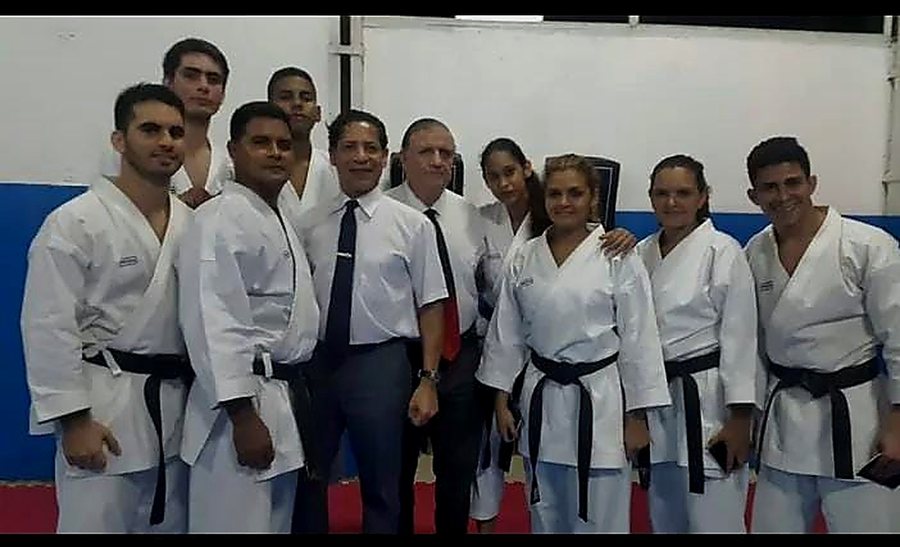 Grupo de cinturones negros formados en el dojo, junto al Sensei